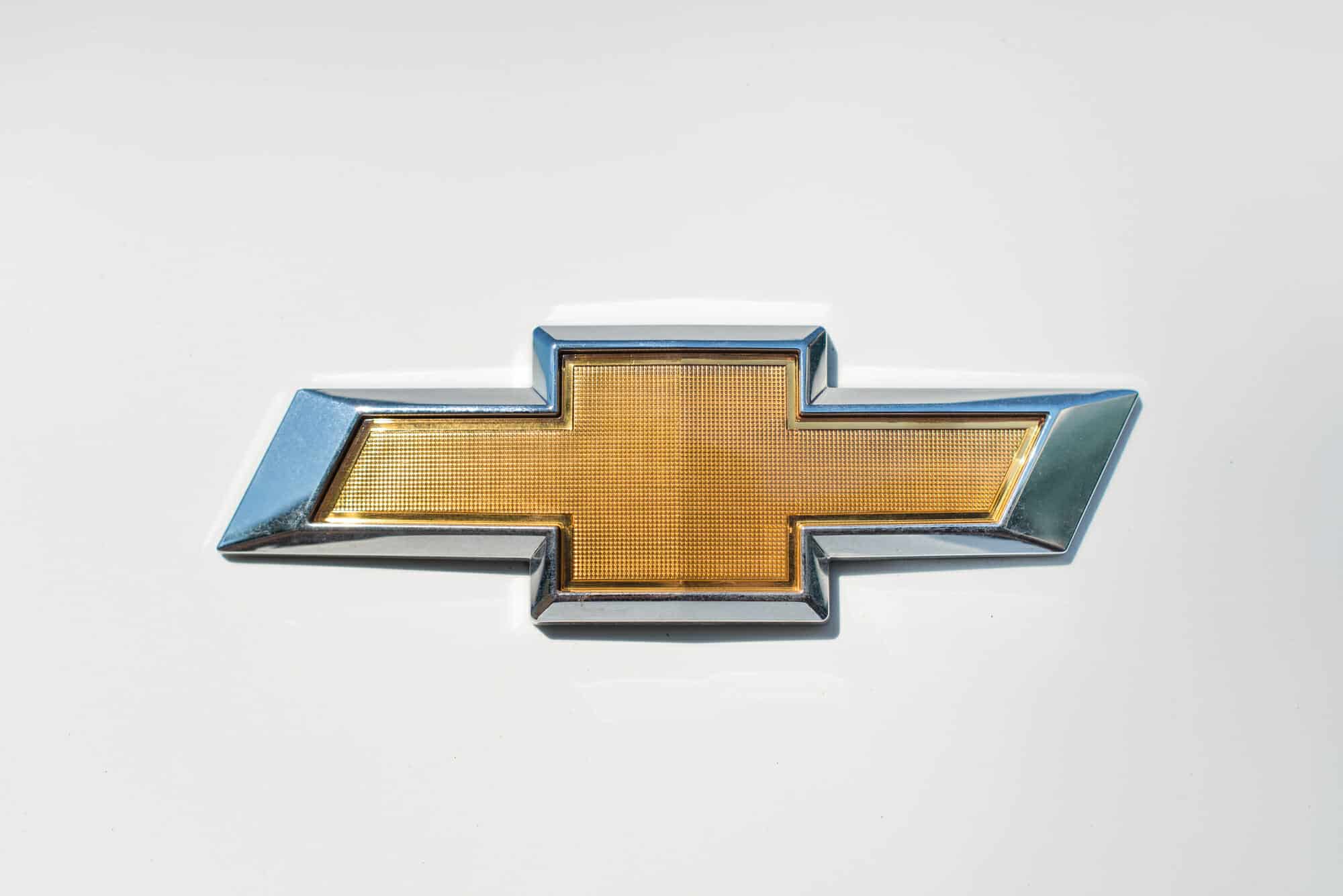 Cerca del logotipo de Chevrolet blanco