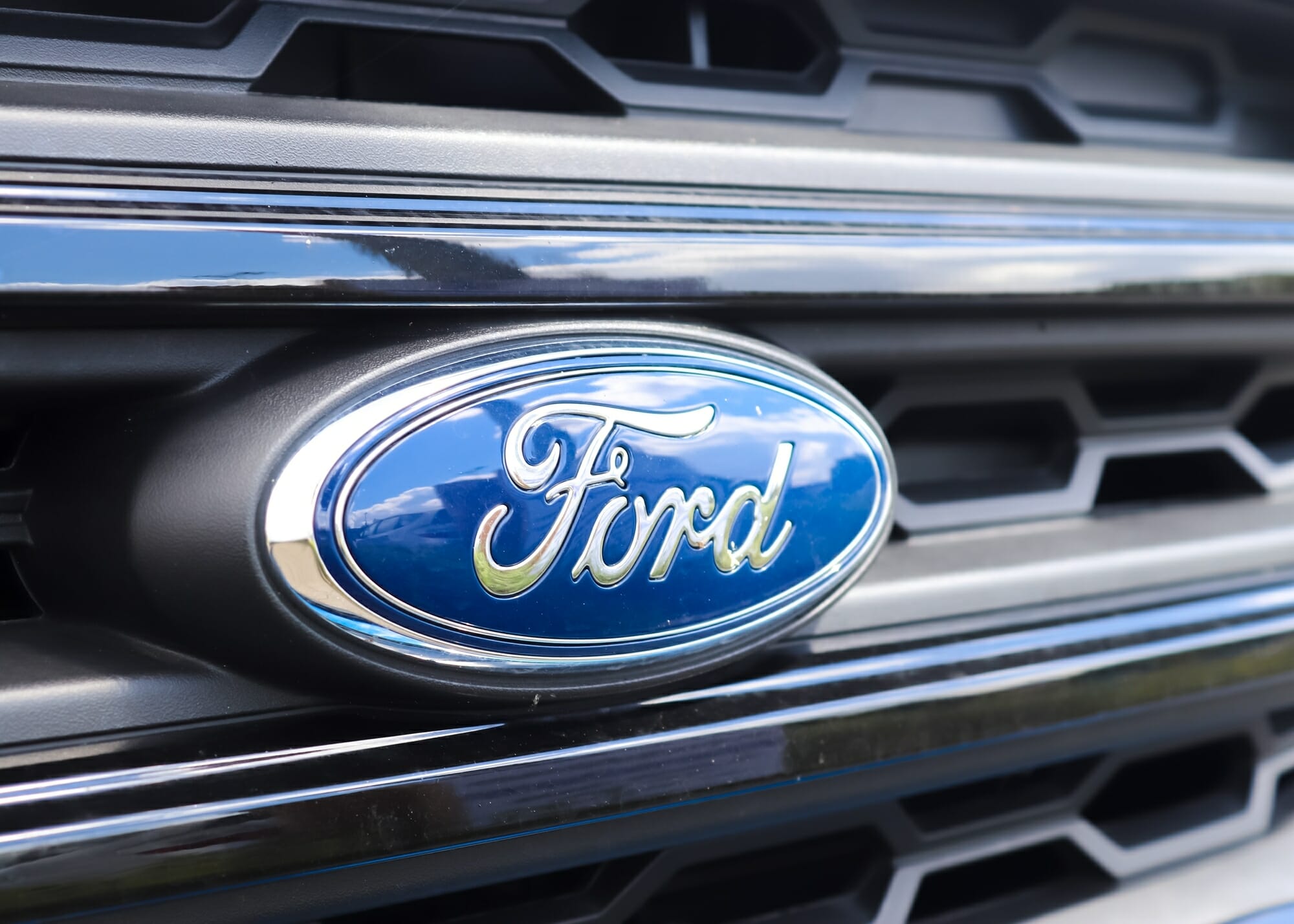 Cerca del logotipo de Ford