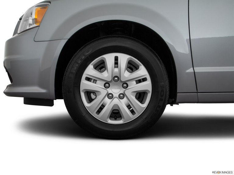 Primer plano de los neumáticos de la Dodge Grand Caravan 2020