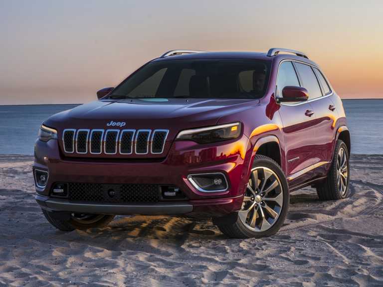 Jeep Cherokee rojo 2020 en la playa