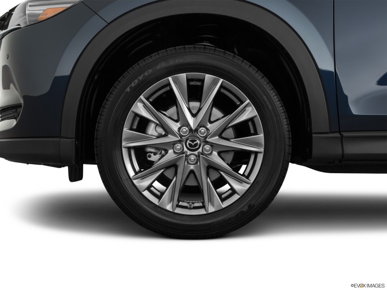 Primer plano de los neumáticos del Mazda CX-5 2020
