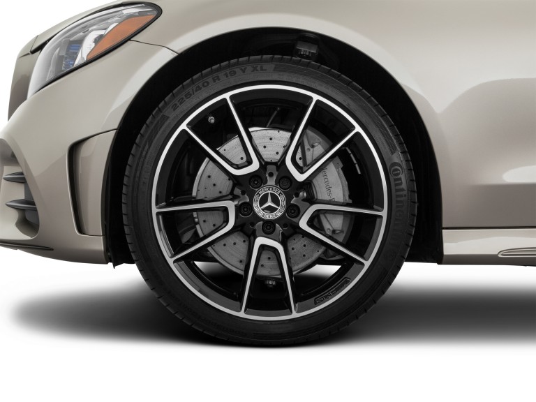 Primer plano de los neumáticos Mercedes-Benz Clase C 2020
