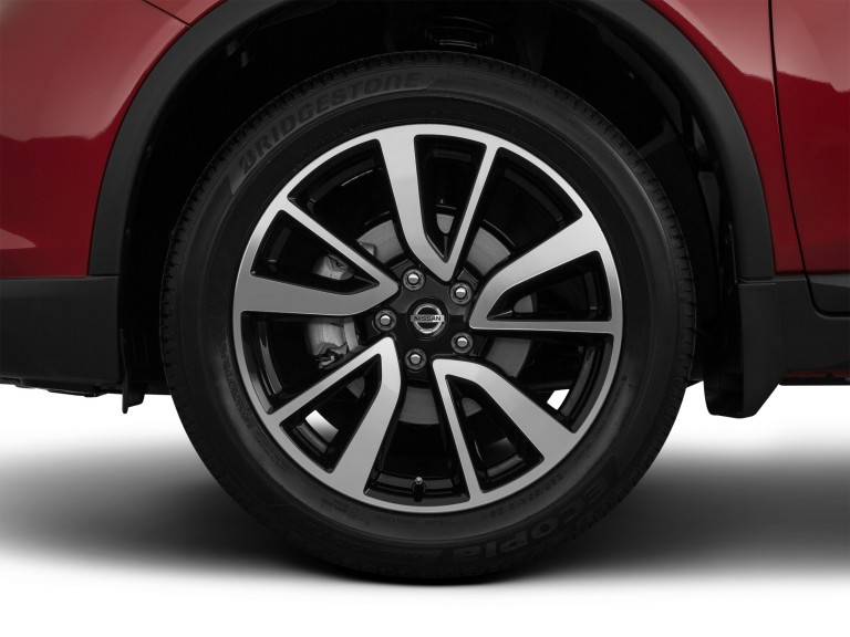 Primer plano de los neumáticos del Nissan Rogue 2020
