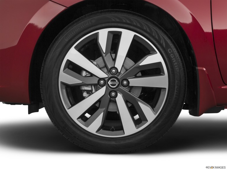 Primer plano del neumático rojo Nissan Versa 2020