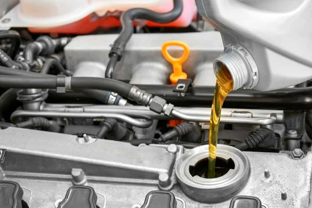 ¿Cuándo se debe hacer el primer cambio de aceite en un coche nuevo?