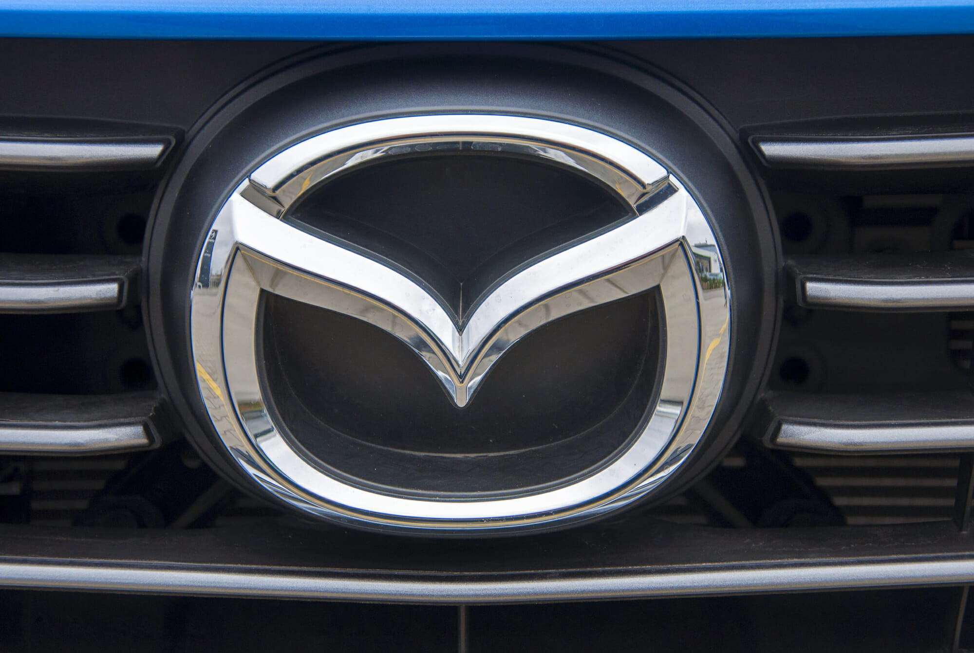 Primer plano del logotipo de Mazda