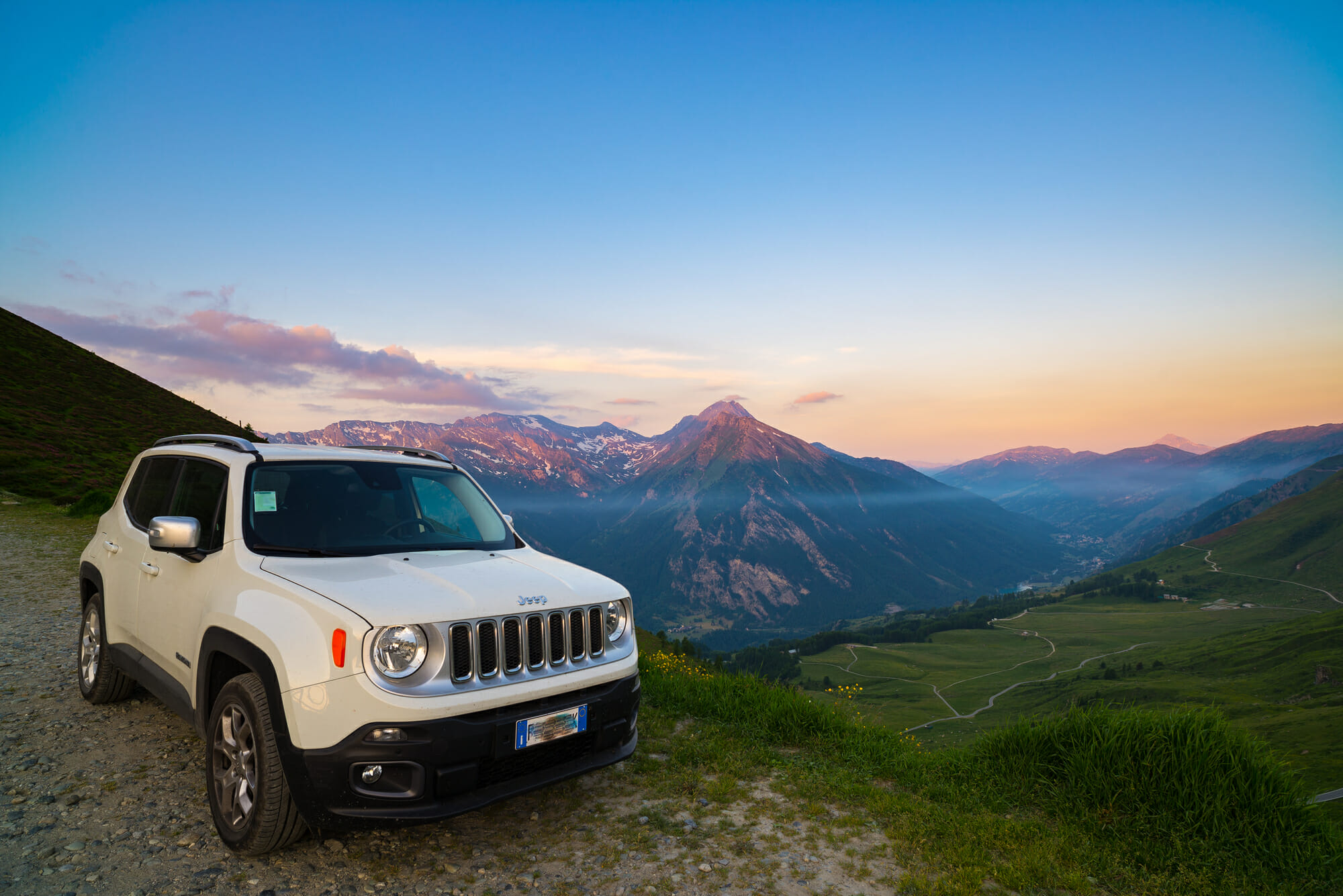 Jeep Renegade blanco con vista a la montaña