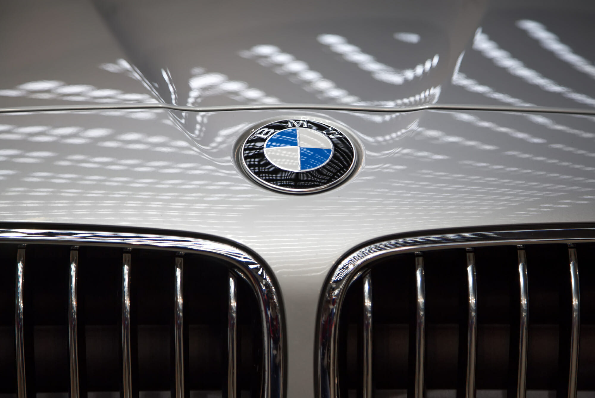 Logotipo plateado de BMW