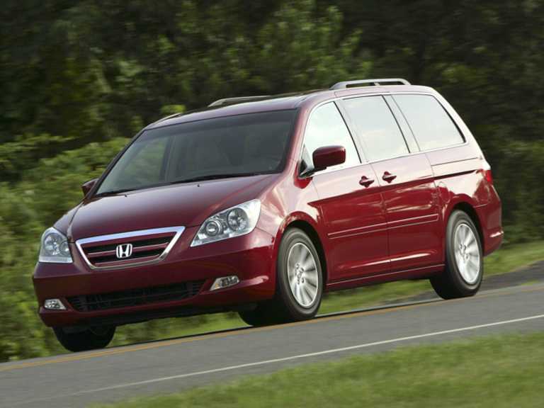Honda Odyssey en movimiento 2006 rojo
