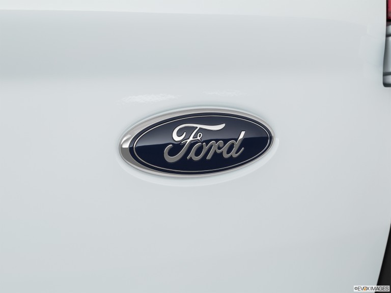 Cerca del logotipo de Ford