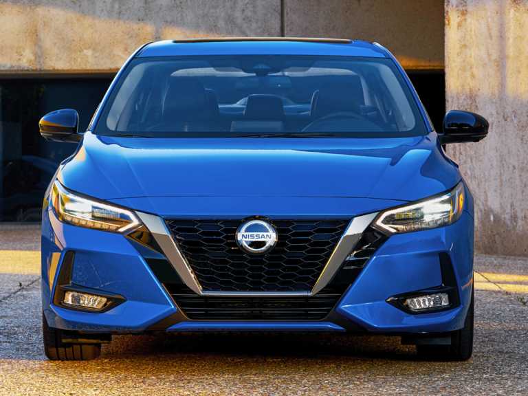 Vista frontal del Nissan Sentra azul 2020