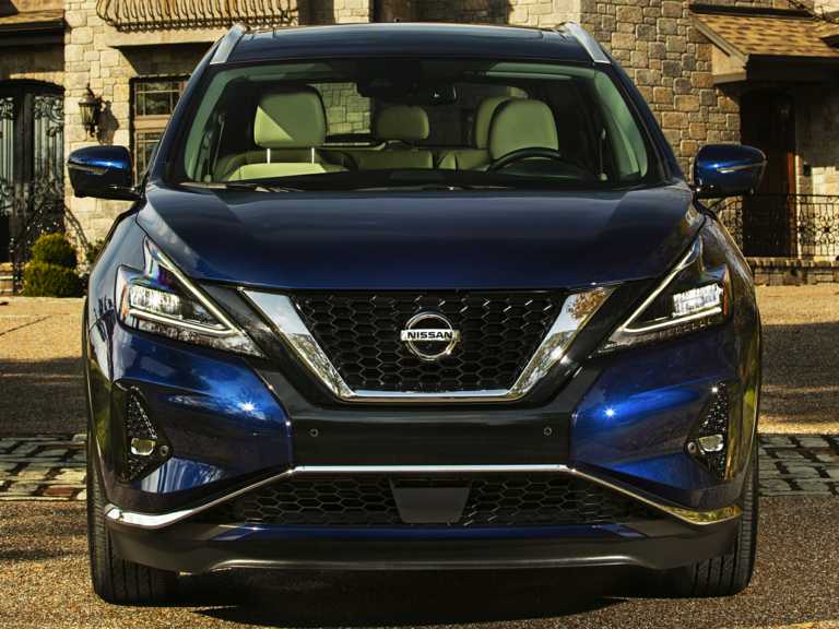 Vista frontal del Nissan Murano azul 2020