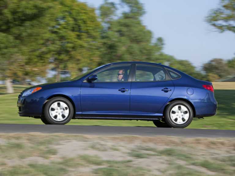 Azul 2010 Hyundai Elantra en movimiento