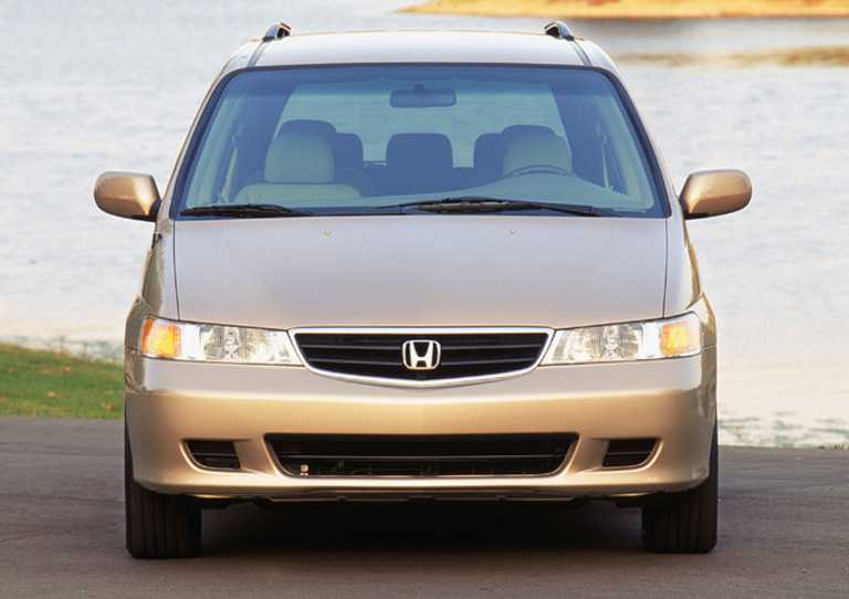 Vista frontal de la Honda Odyssey dorada de 2003