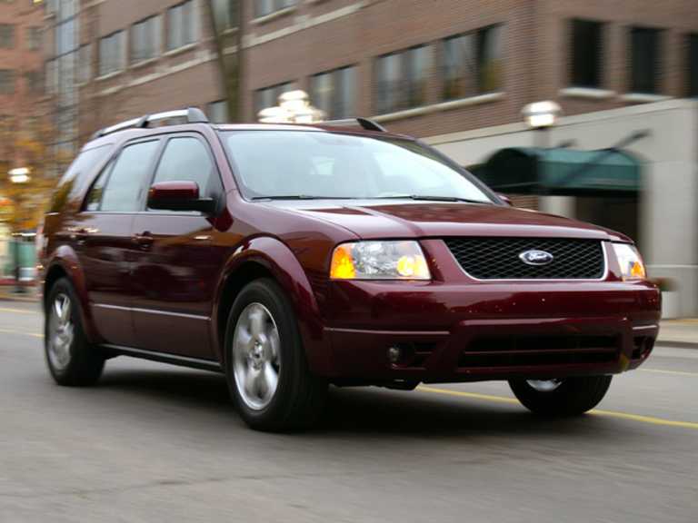 Ford Freestyle en movimiento 2007 rojo