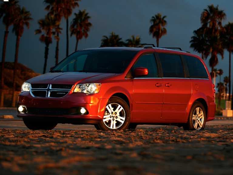 Dodge Grand Caravan rojo 2020 en la playa