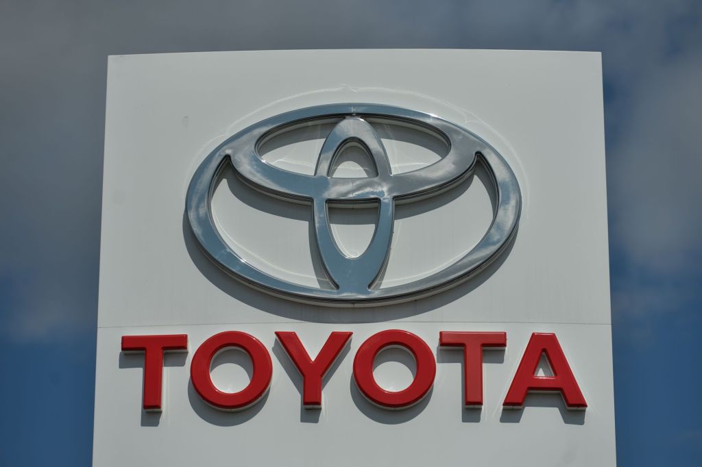 Cartel de un concesionario Toyota con el logotipo y el nombre de la empresa escritos debajo.
