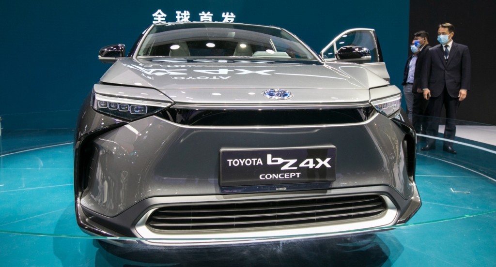 Un SUV Toyota bZ4X se exhibe durante la 19ª Exposición Internacional de la Industria del Automóvil de Shanghai (Auto Shanghai 2021) en el Centro Nacional de Exposiciones y Convenciones (Shanghai) el 19 de abril de 2021 en Shanghai, China.