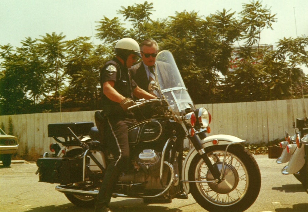 Dos agentes de la policía de Los Ángeles observan una Moto Guzzi Eldorado 850 en un aparcamiento de los años 70