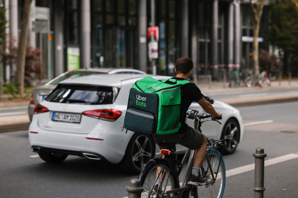 Un repartidor de Uber Eats pedalea una bicicleta el 20 de agosto de 2021 en Frankfurt, Alemania.
