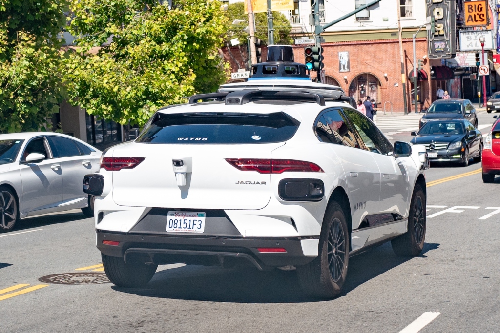 Un coche autodirigido de Waymo, un Jaguar I-Pace, circula entre el tráfico en San Francisco, California, en junio de 2021
