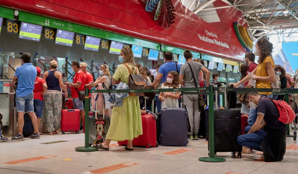 Largas colas para facturar durante la pandemia de COVID-19 en el aeropuerto internacional de Lisboa