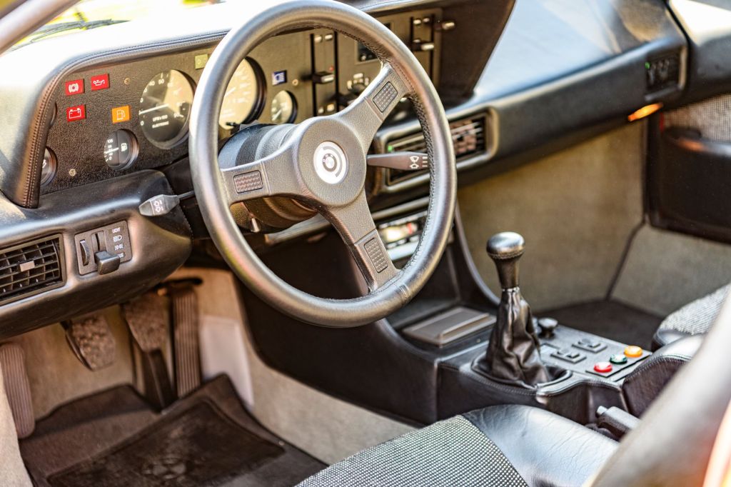 El interior de un BMW M1 con caja de cambios manual