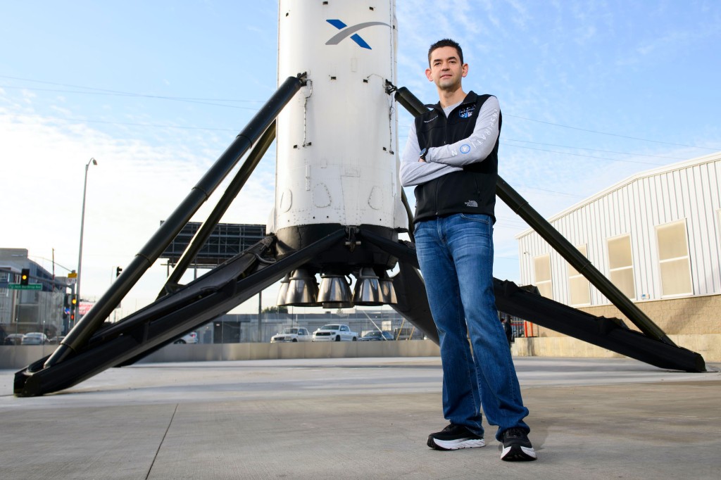 El comandante de la misión Inspiration4, Jared Isaacman, fundador y director general de Shift4 Payments, aparece en la foto delante de la primera etapa recuperada de un cohete Falcon 9 en Space Exploration Technologies Corp.