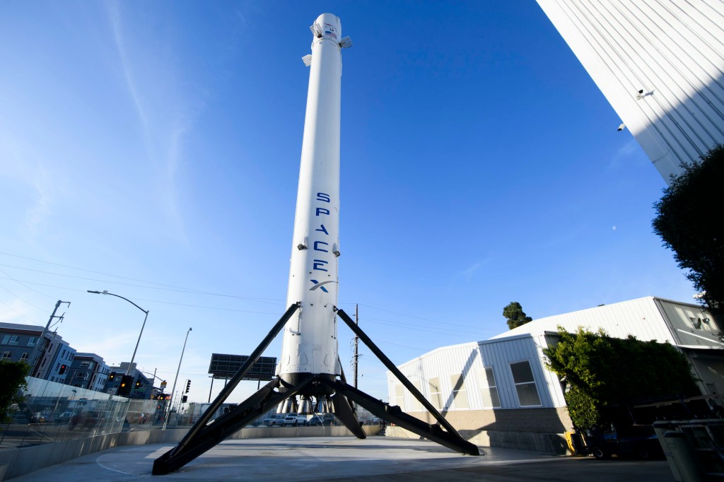 El cohete Falcon 9 se eleva en California