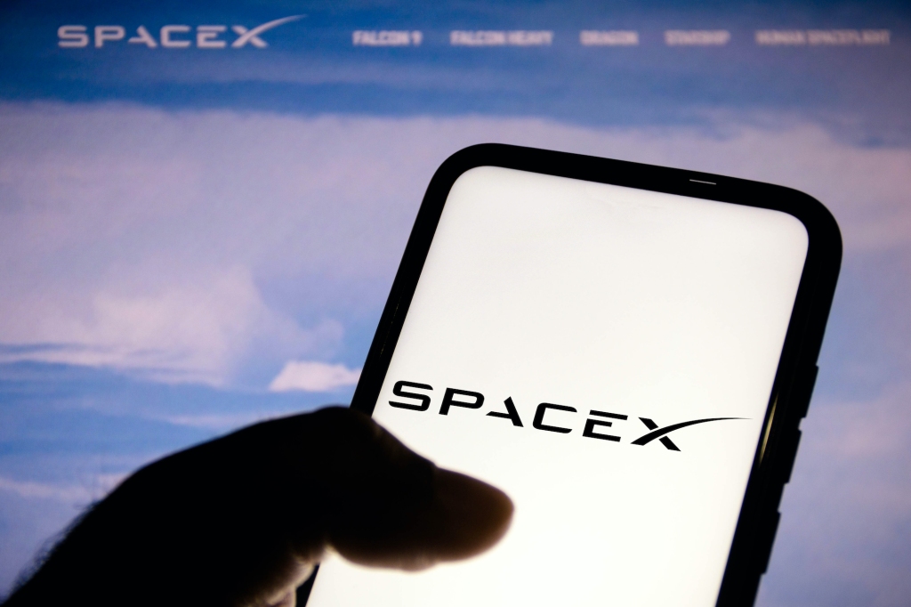En esta foto ilustrativa, el logotipo de Space Exploration Technologies (SpaceX) aparece en un smartphone.