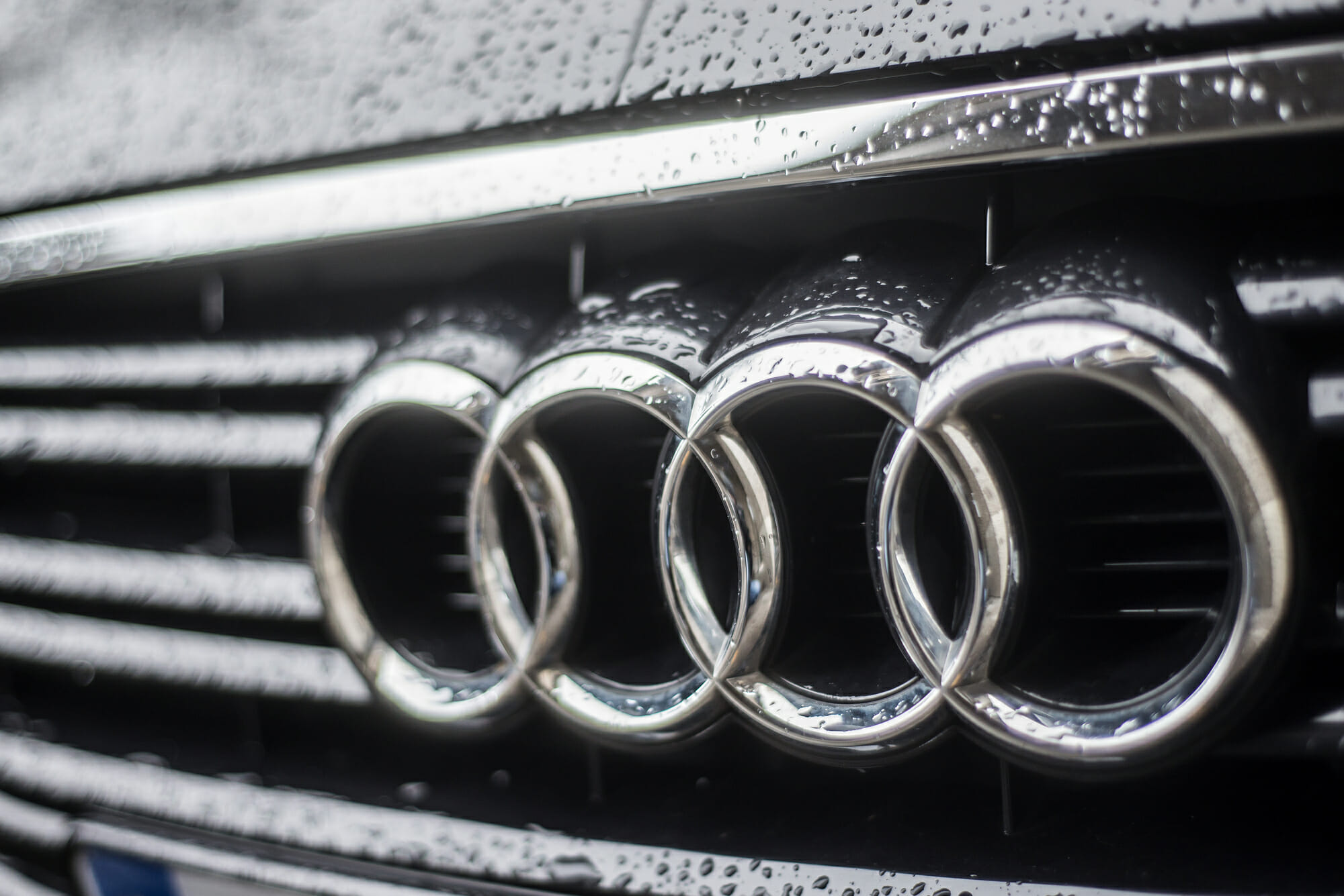 Primer plano del logotipo de Audi