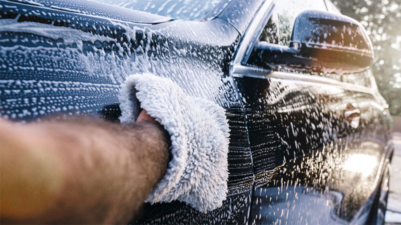 lavar el coche a mano