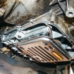 5 Causas de las fugas del líquido de la transmisión automática (y coste de la reparación)