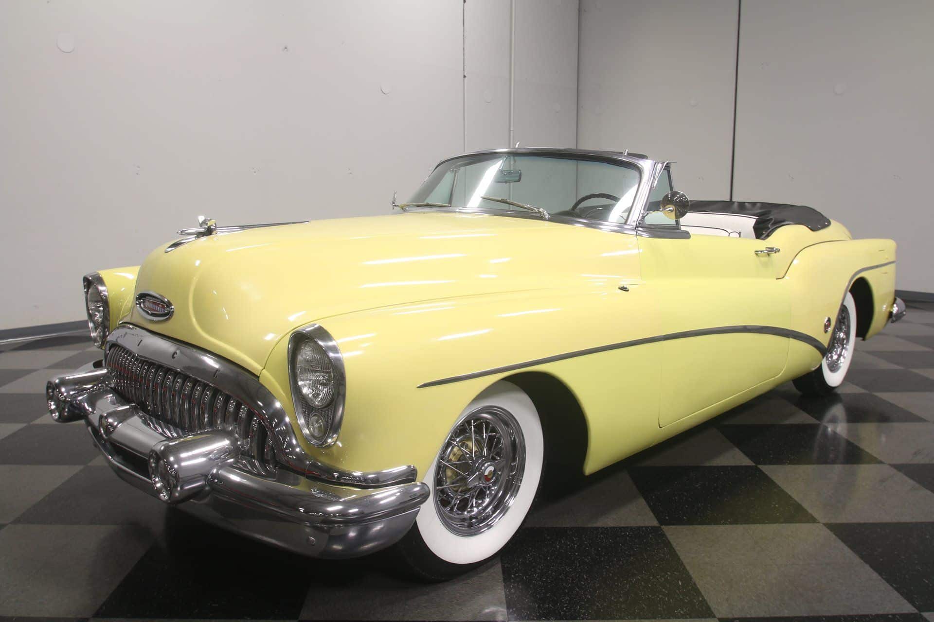 Buick Skylark amarillo de 1953 sobre suelo a cuadros