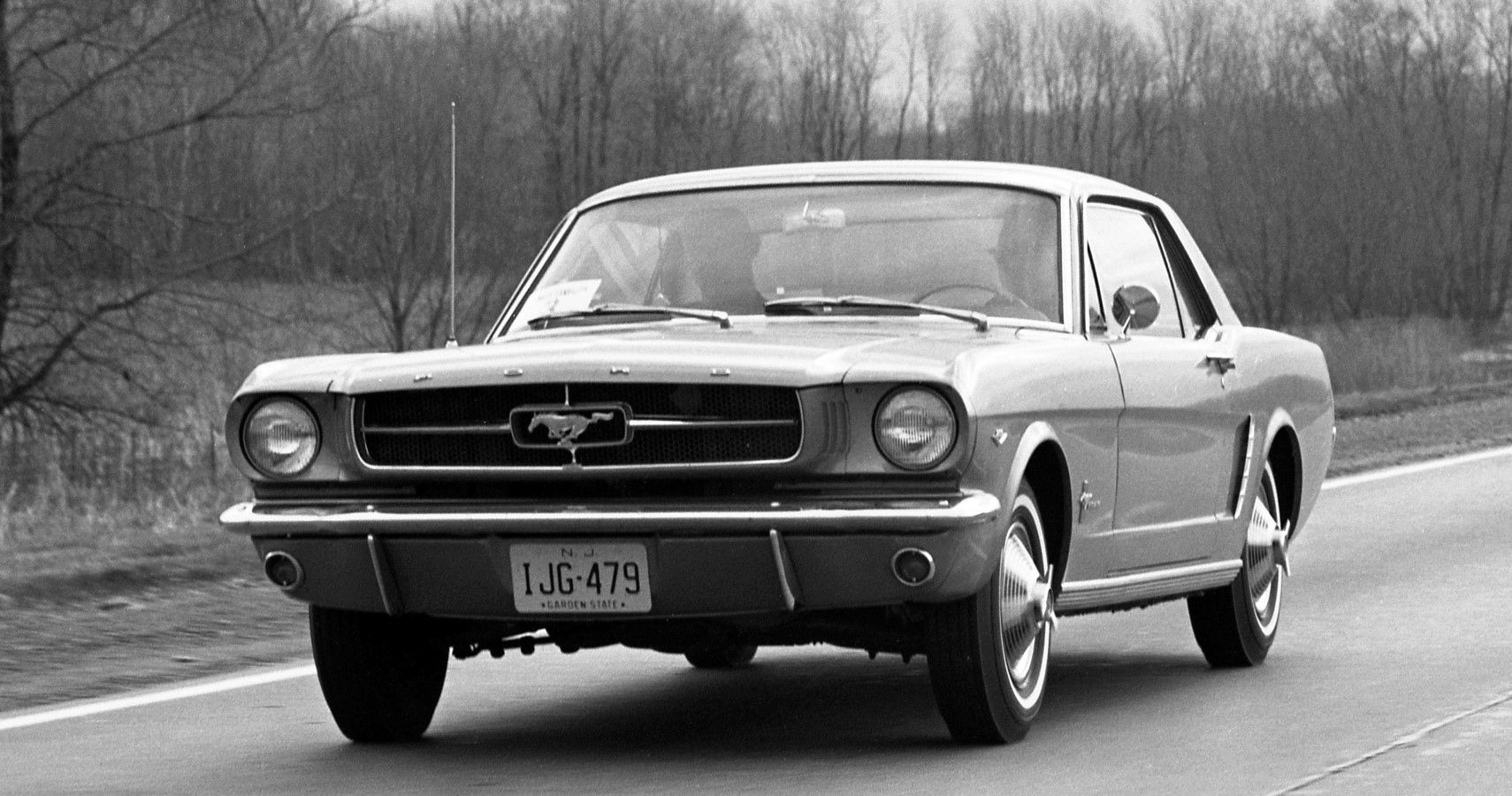 vista del tercer cuarto delantero del Ford Mustang 1964 1/2 durante un rally de lanzamiento