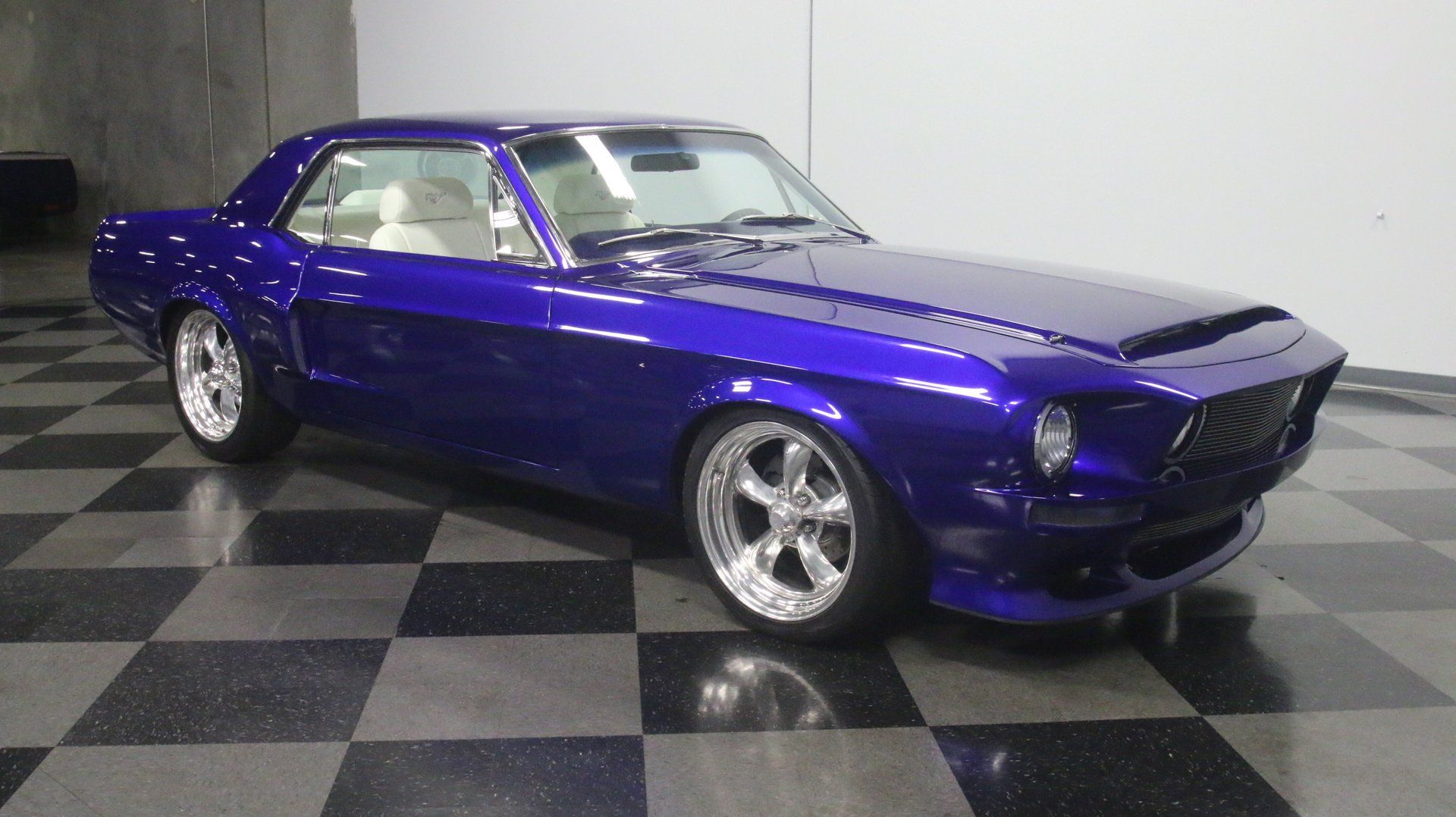 ford Mustang 1968 Restomod en azul eléctrico
