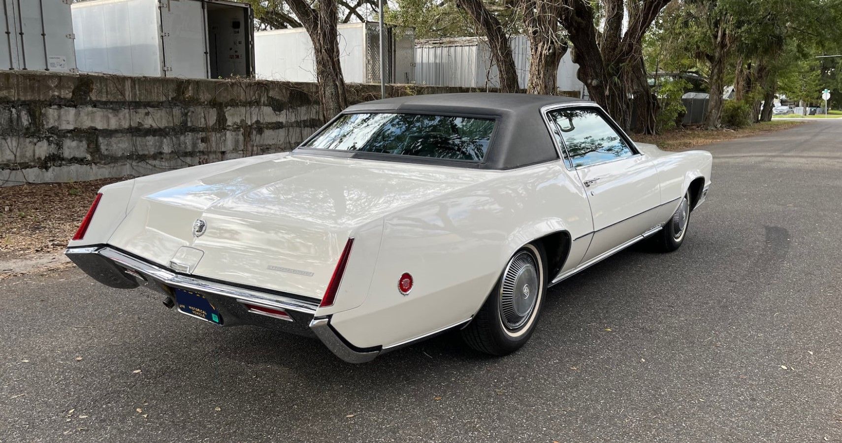vista del tercer cuarto trasero del Cadillac Eldorado de 1970