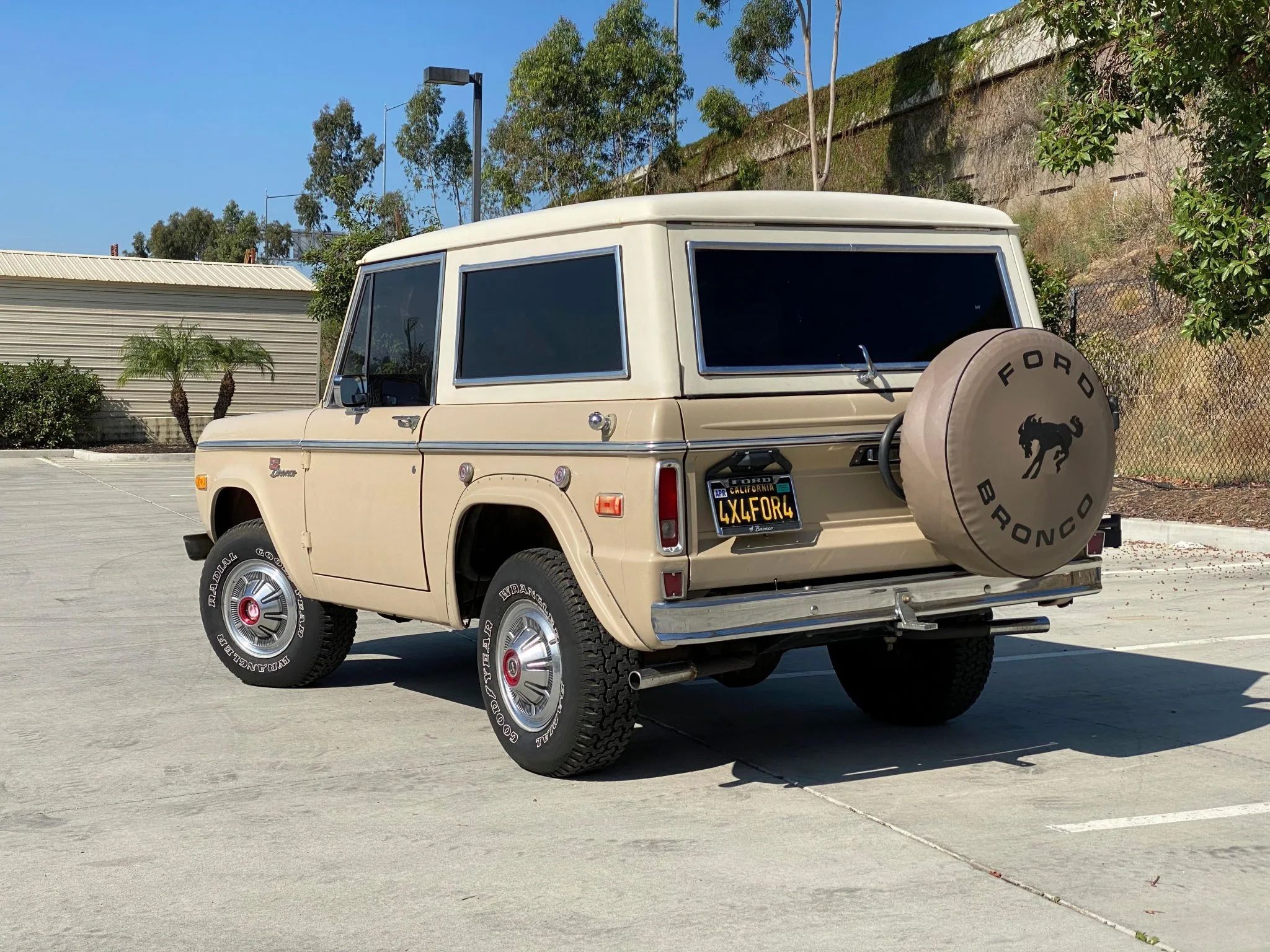 1972-ford-bronco-explorer-rear-1