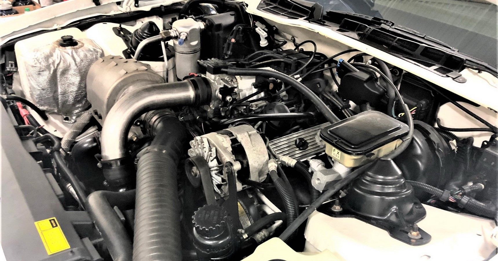 vista del vano motor del Pontiac Trans Am Turbo de 1989