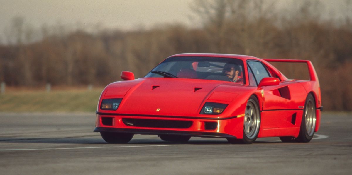 el Ferrari F40 de 1991 se está probando en pista