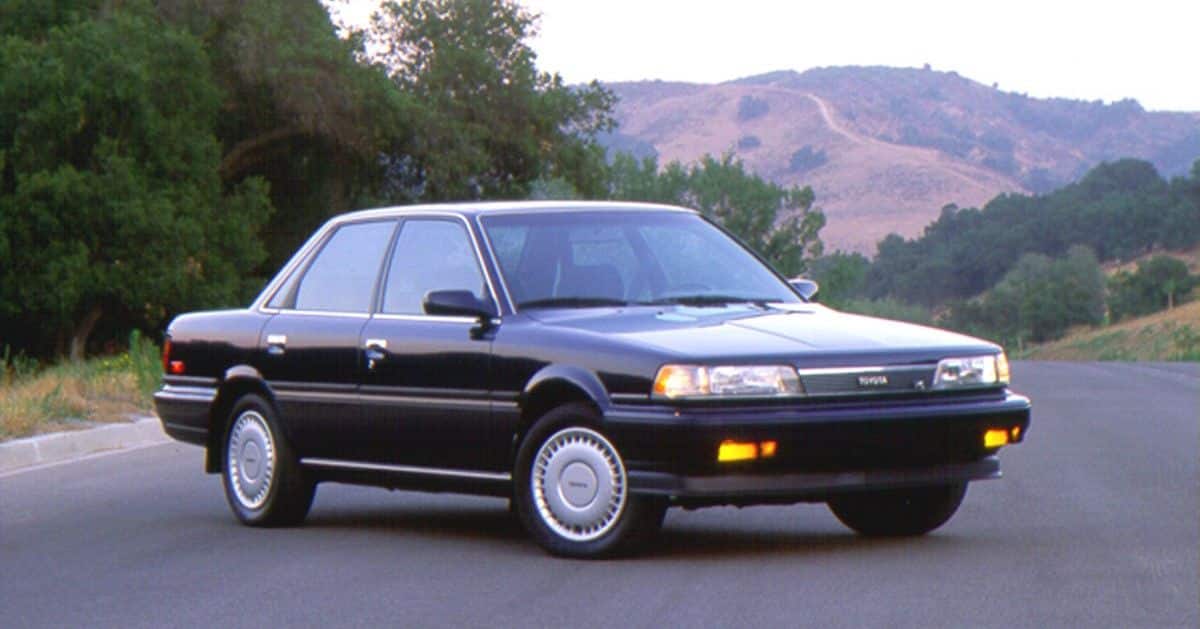 vista frontal del tercer cuarto del Toyota Camry de 1990
