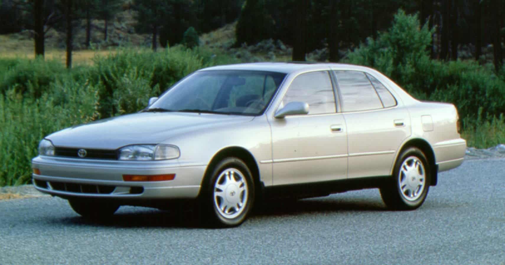 vista frontal del tercer cuarto del Toyota Camry de 1994