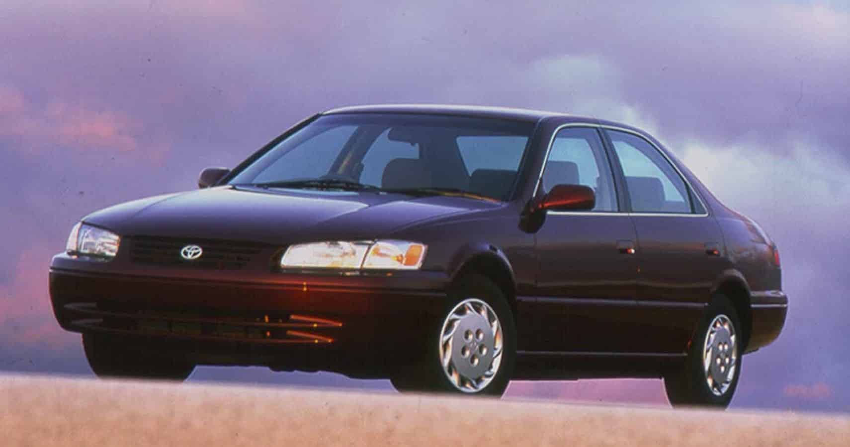 vista frontal del tercer cuarto del Toyota Camry de 1998