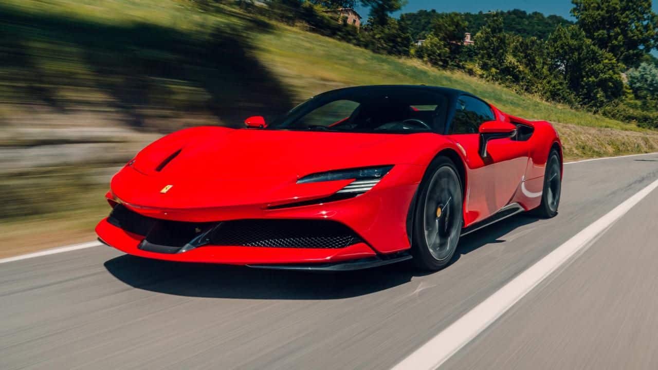 un Ferrari en la carretera