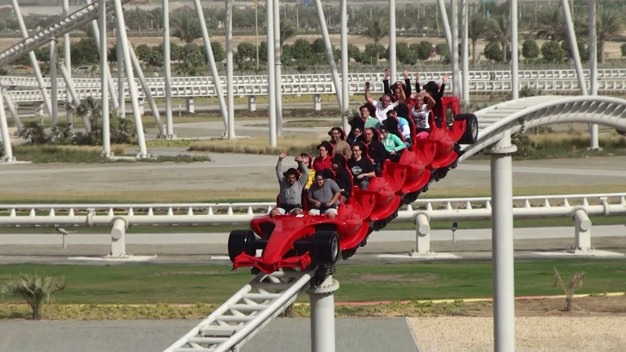 Montaña rusa en el Parque Temático Ferrari de Abu Dhabi