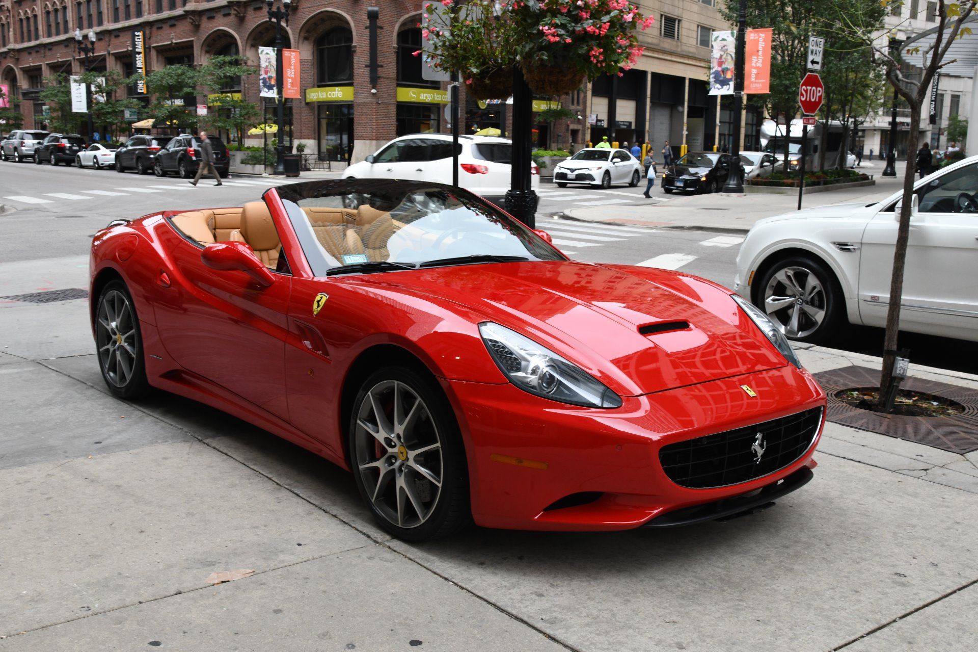 el Ferrari California 2012 aparcado en el exterior