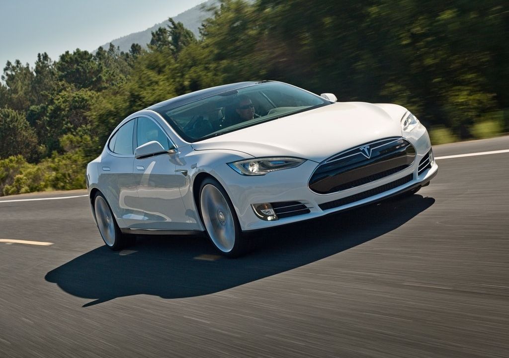 el Tesla Model S 2013 en la carretera