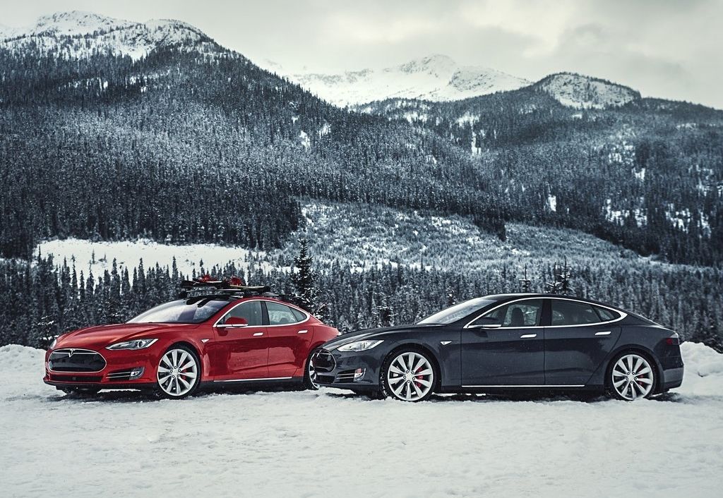 vista lateral del Tesla Model S 2013