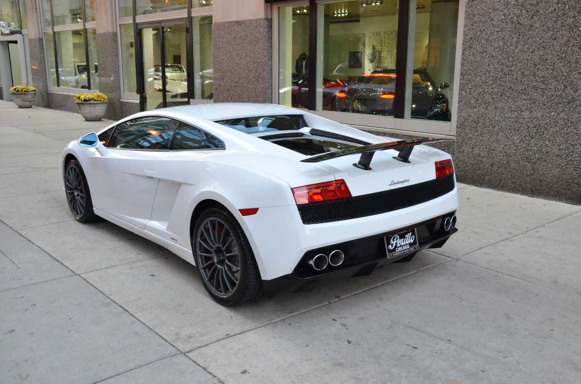 el Lamborghini Gallardo 2014 aparcado fuera de una tienda