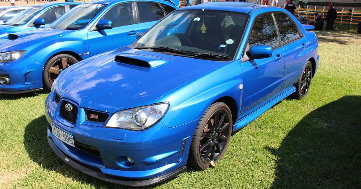 Subaru WRX, azul, vista del cuarto delantero, sobre la hierba en una exposición